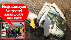 Virajı alamayan kamyonet şarampolde asılı kaldı