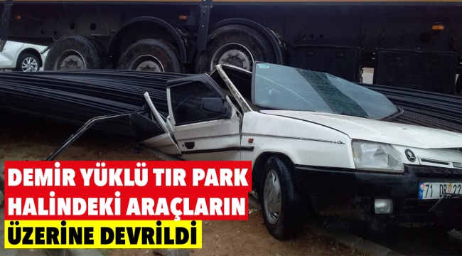 Demir yüklü TIR park halindeki araçların üzerine devrildi