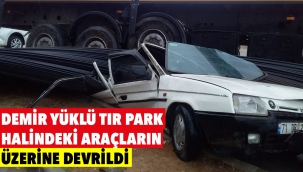 Demir yüklü TIR park halindeki araçların üzerine devrildi