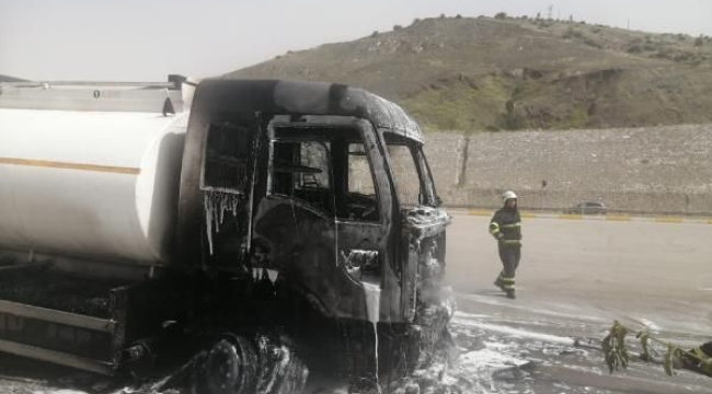 Mazot yüklü tanker cayır cayır yandı
