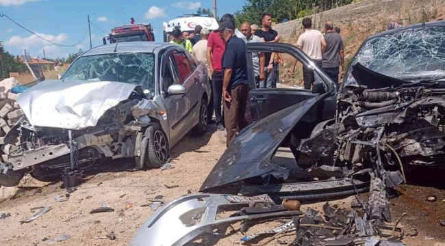 İki otomobil çarpıştı; 2'si ağır 10 kişi yaralandı