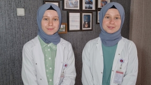 İkiz hemşireler mesleklerini severek yapıyor