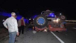Kırıkkale'de minibüs ile traktör çarpıştı: 2 yaralı