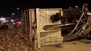 Dorsesi açılan tır EDS direğini yıktı