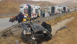 Trafik kazasında araç hurdaya döndü