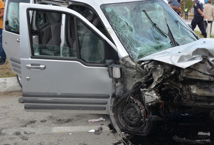 Kırıkkale'de iki otomobil çarpıştı: 1 ölü, 4 yaralı