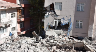 Kırıkkale'de bina yıkımında kaza 8 kişi mahsur kaldı