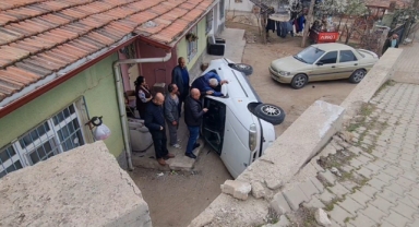 Kırıkkale'de kontrolden çıkan otomobil evin avlusuna düştü