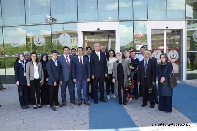 AKÇAY, HEMŞİRELER HAFTASINI GÜLLE KUTLADI