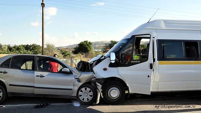 İşçi servisi ile otomobil çarpıştı
