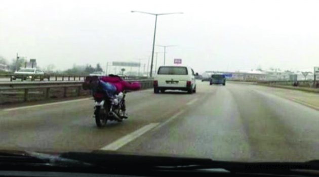 Motosikletle Şov Yapan Genç Trafiği Tehlikeye Düşürüyor