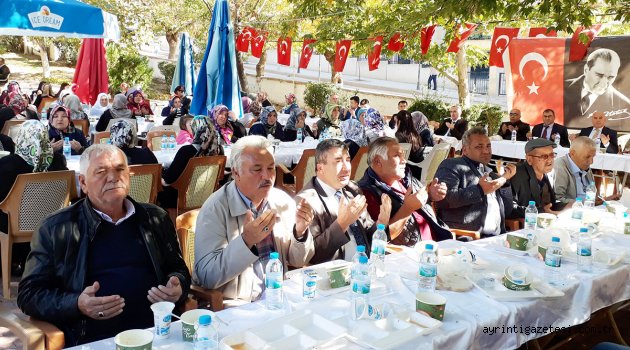 Şehit aileleri ve gaziler aşure dağıttı