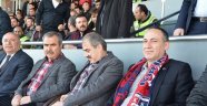 Saygılı maçı izledi