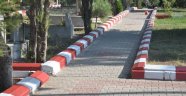 Şehitliğin kaldırımları boyanıyor
