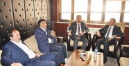 Atları ile itleri ile saldırıyorlar