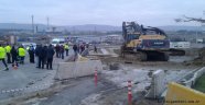 BAĞDAT KÖPRÜSÜNDE ÇÖKME YOL TRAFİĞE KAPANDI