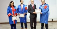 Beyaz önlük giydiler