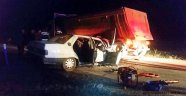 Otomobil ve kamyon çarpıştı