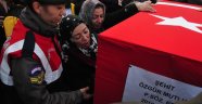 Ağlayıp soysuzları sevindirmeyeceğim
