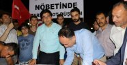 Binlerce vatandaş nöbete devam ediyor