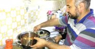 Eşinin Yemekleriyle İhtiyaç Sahiplerini Sevindiriyor