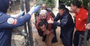 İTFAİYE ERİ SIRTINDA TAŞIDI