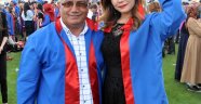 Kızıyla birlikte mezun oldu