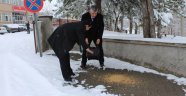 Makam aracından inerek kuşlara yem verdi