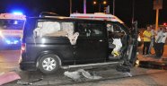 Minibüs otomobille çarpıştı