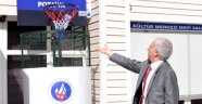 Öğrenciler, çöplerini potaya smaçlıyor