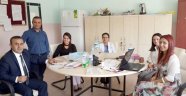 ÖĞRETMENLERİ ÇİÇEKLERLE KARŞILADI