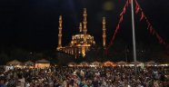 Orucu açan bulvara ve meydana koşuyor