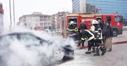 Otomobil motordan alev aldı