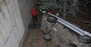 Otomobil okulun bahçesine düştü