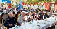 Şehit aileleri ve gaziler aşure dağıttı