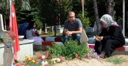 Şehitlerini yalnız bırakmadılar