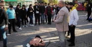SOKAK ORTASINDA YARALIYI SEYRETTİLER