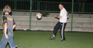 Vali ve Belediye Başkanı Çocuklarla Maç Yaptı
