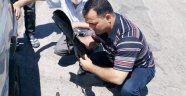 Yolda kalan sürücüye trafik polisinden yardım eli