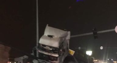 Yeni sanayi eski ışıklarda trafik kazası 2 tır ve otomobil çarpıştı