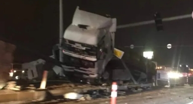 Yeni sanayi eski ışıklarda trafik kazası 2 tır ve otomobil çarpıştı