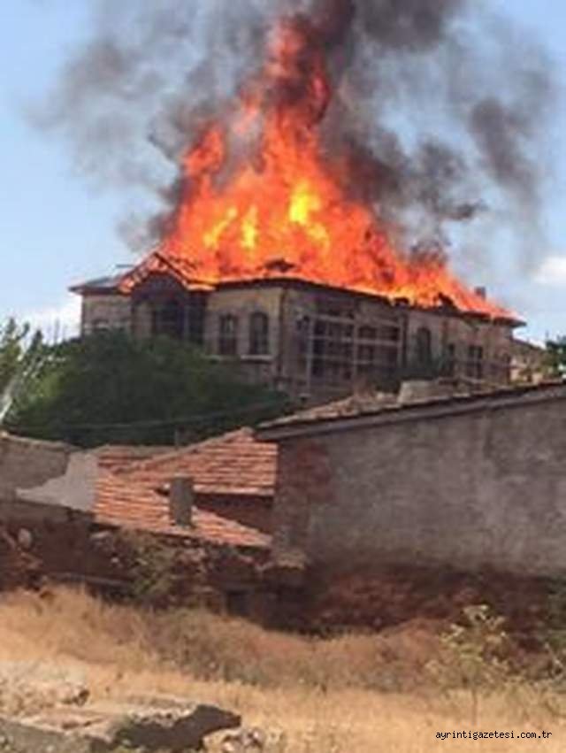 150 yılık binada yangın