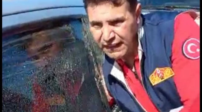 Otomobilde kilitli kalan bebeği itfaiye kurtardı