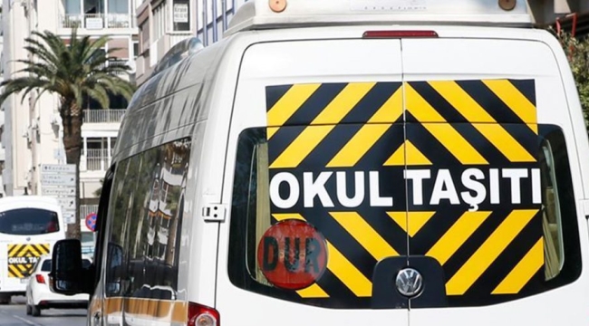 Servis aracı öğrencilere çarptı