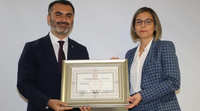 Mustafa Kaplan mazbatasını aldı