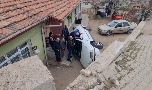 Kırıkkale'de kontrolden çıkan otomobil evin avlusuna düştü