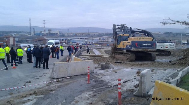 BAĞDAT KÖPRÜSÜNDE ÇÖKME YOL TRAFİĞE KAPANDI