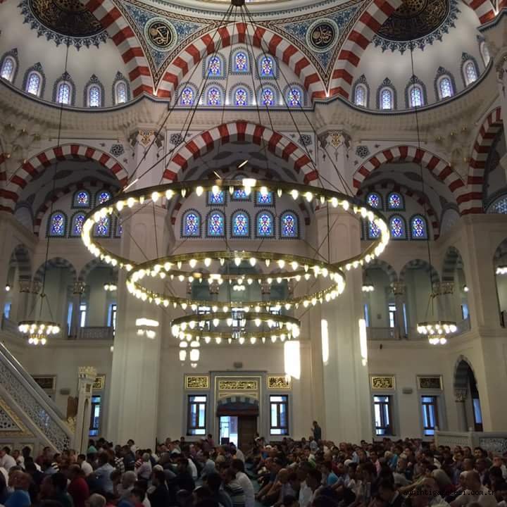 BAYRAM NAMAZINDA CAMİLER DOLDU