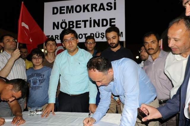 Binlerce vatandaş nöbete devam ediyor