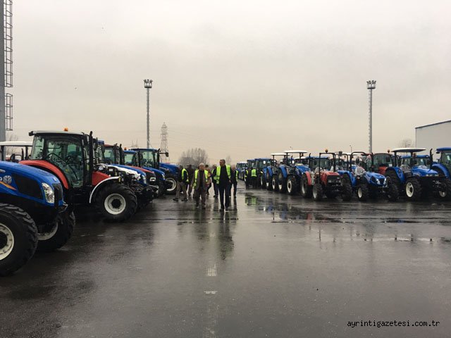Çiftçiler New Holland fabrikasını gezdi